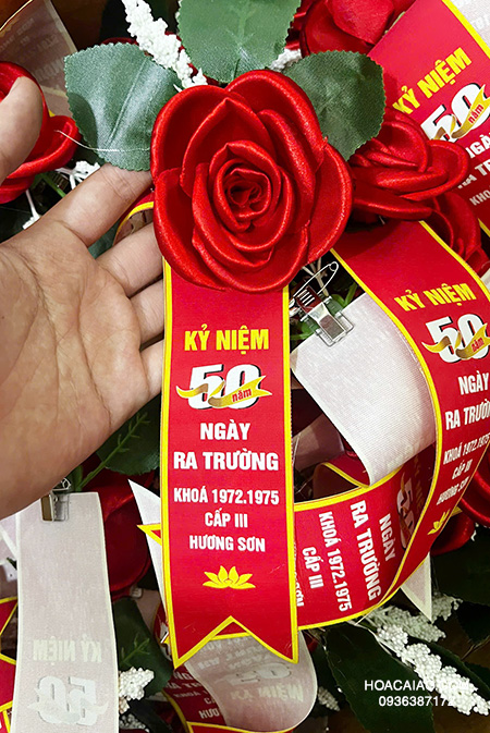 Hoa cài áo lễ trưởng thành