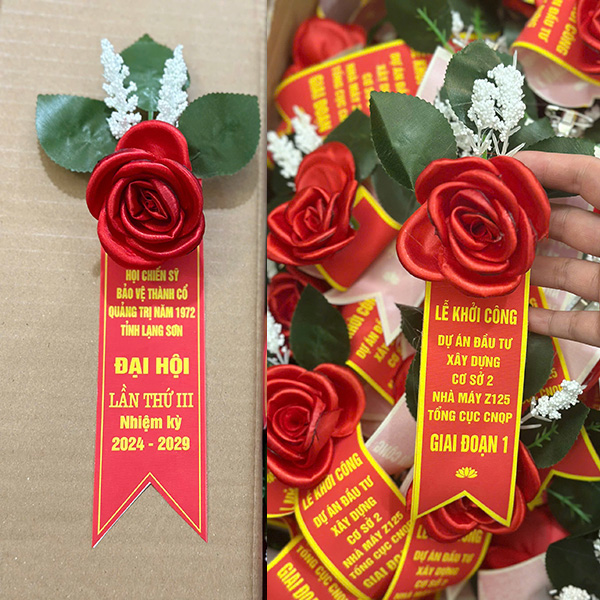 In hoa cài áo đại biểu lấy ngay